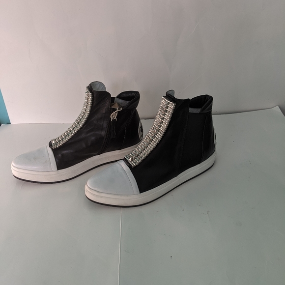 Arvid Yuki Shoes - Stylish Black and White Women's High-Top Sneakers